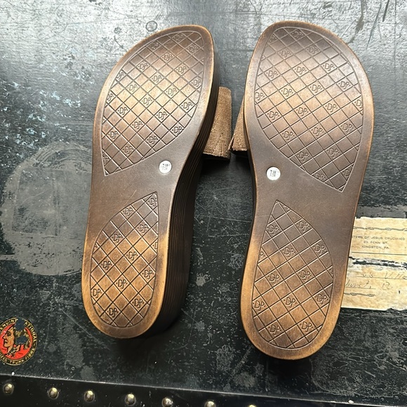 Donald J Pliner slides - Picture 8 of 8